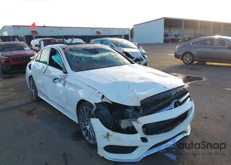 2015 Mercedes-Benz C 400 4Matic z USA, uszkodzony, nr VIN 55SWF6GB6FU017963